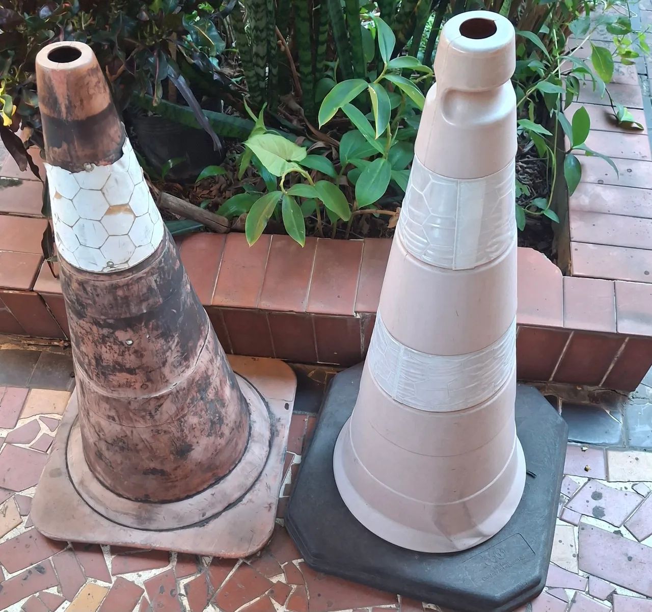 2 cones de estacionamento 