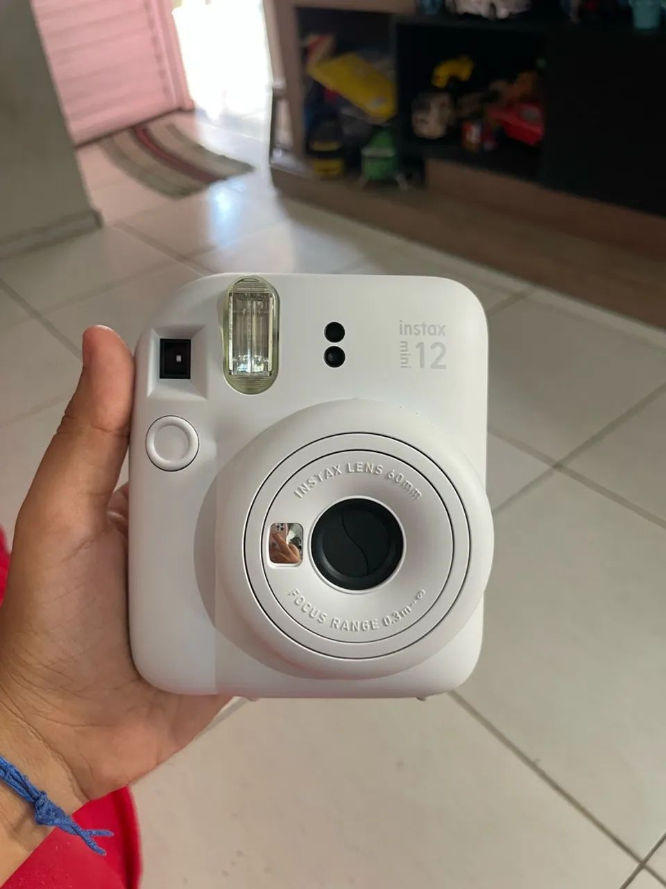 Instax mini 12 + cartucho com 10 poses e pilha  - Foto 2