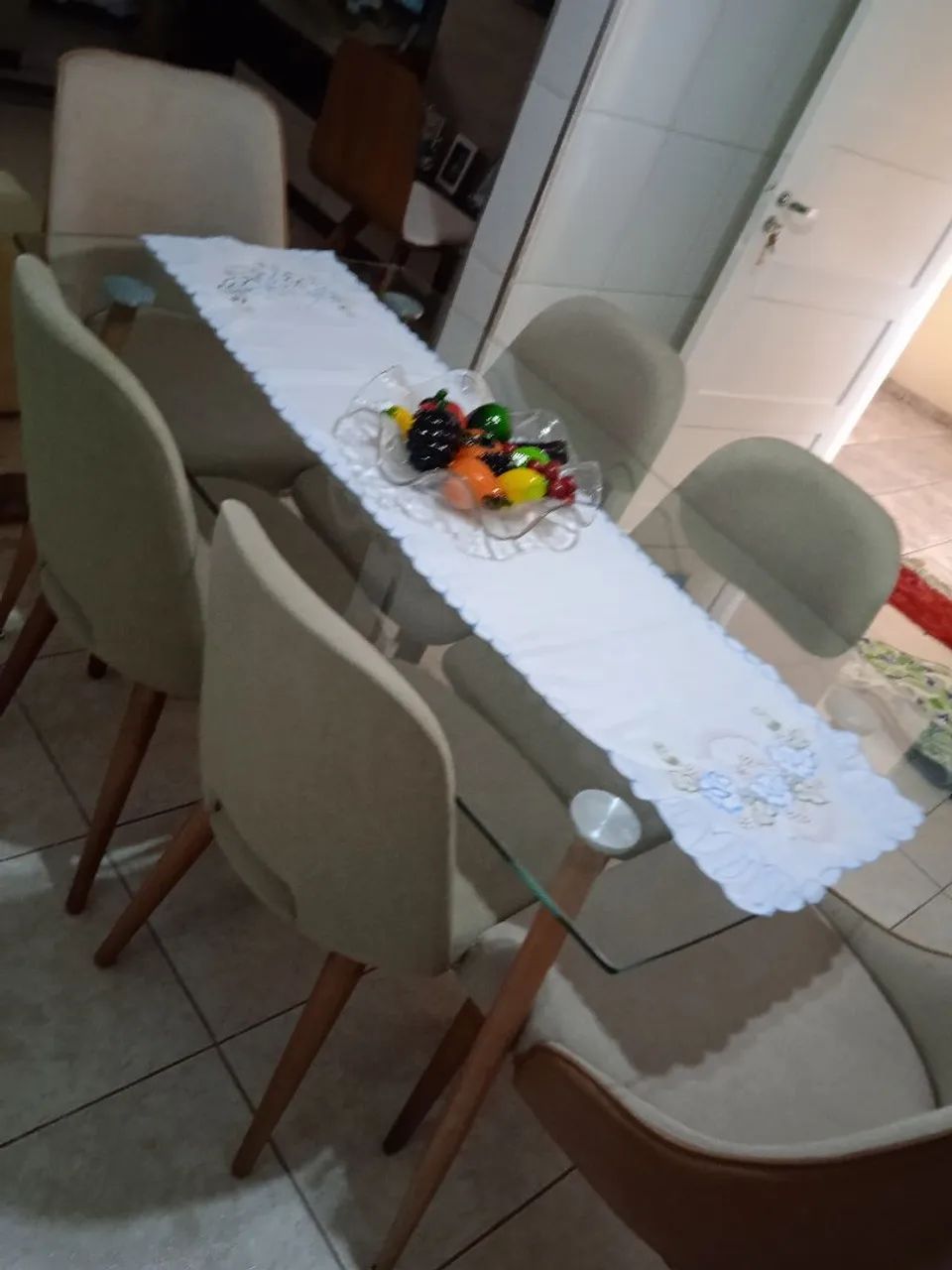 Conjunto de mesa com 4 cadeira e 2 poltronas, linda ?