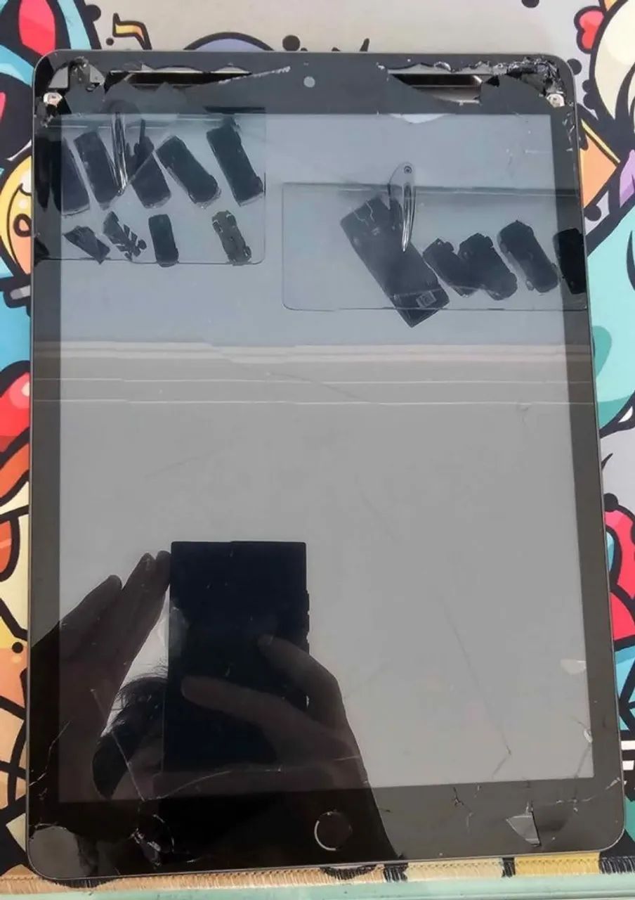 Ipad 8th gen, com tela trincada , mandem proposta de valor - Foto 2