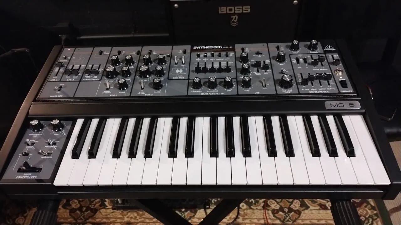 Vendo Teclado Behringer MS-5