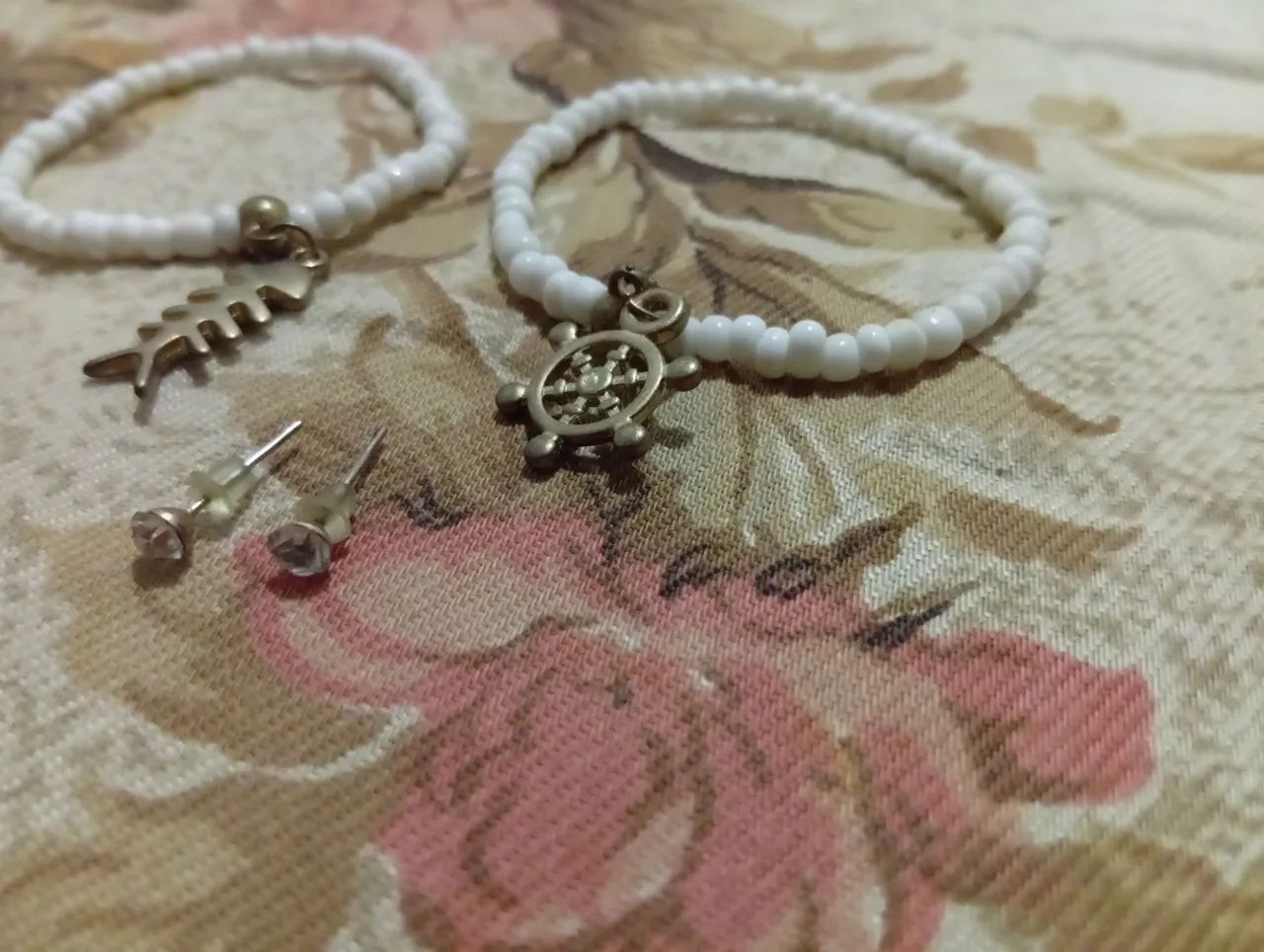 Kit Acessórios: Pulseiras de Miçangas com Pingentes + Brincos Ponto de Luz - Foto 4