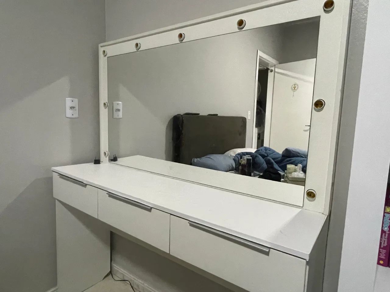 Penteadeira branca, estilo camarim 