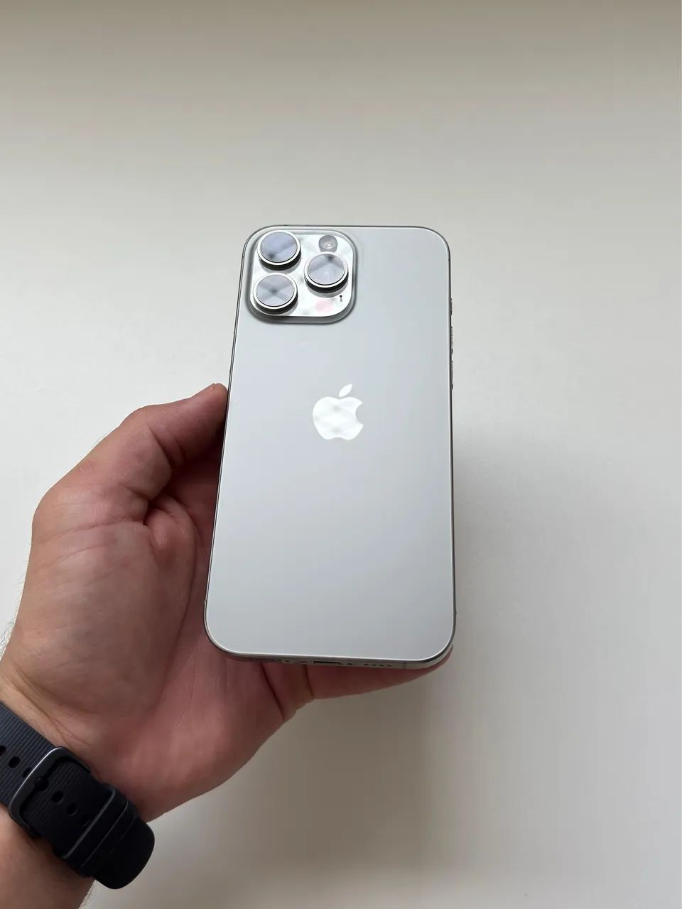 iPhone 16 Pro Max 256GB - (Garantia pela Apple até 09/2026).