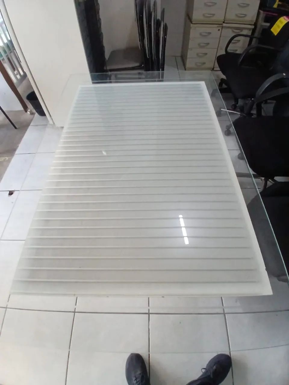 Mesa de jantar com tampo de vidro base de madeira semi nova conservada - Foto 5