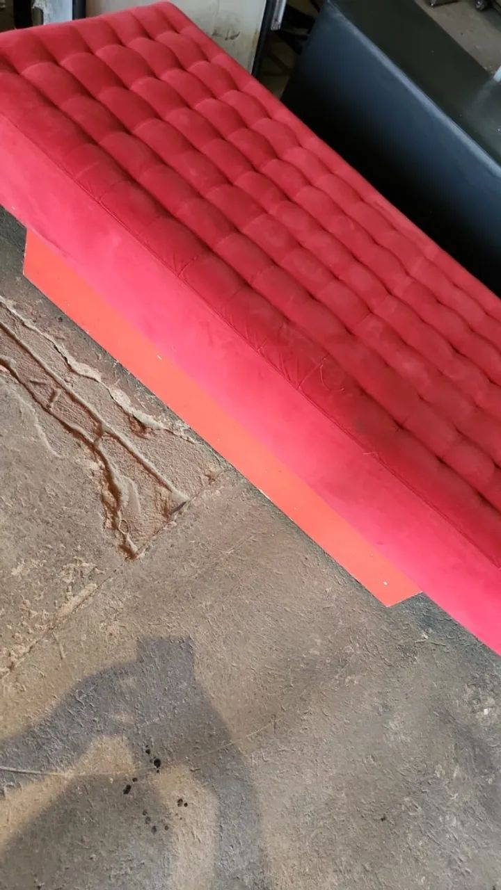 BANCO RETANGULAR VERMELHO EM SUEDE - Foto 5
