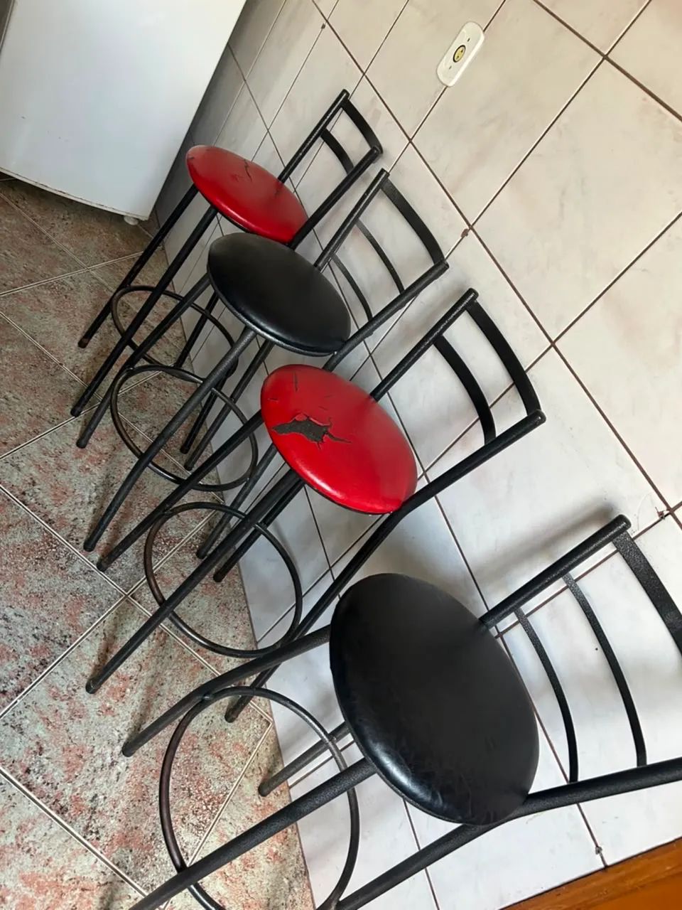 Banquetas altas - pretas e vermelhas  - Foto 2