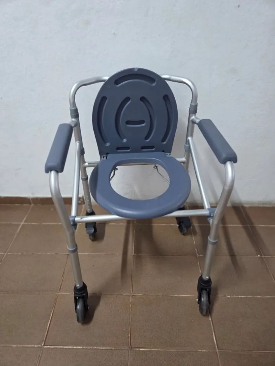 Cadeira para banho de alumínio com 4 rodas