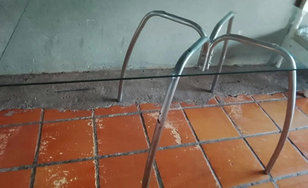 Mesa de Jantar Retangular com Tampo de Vidro e Base de Metal" - Foto 3