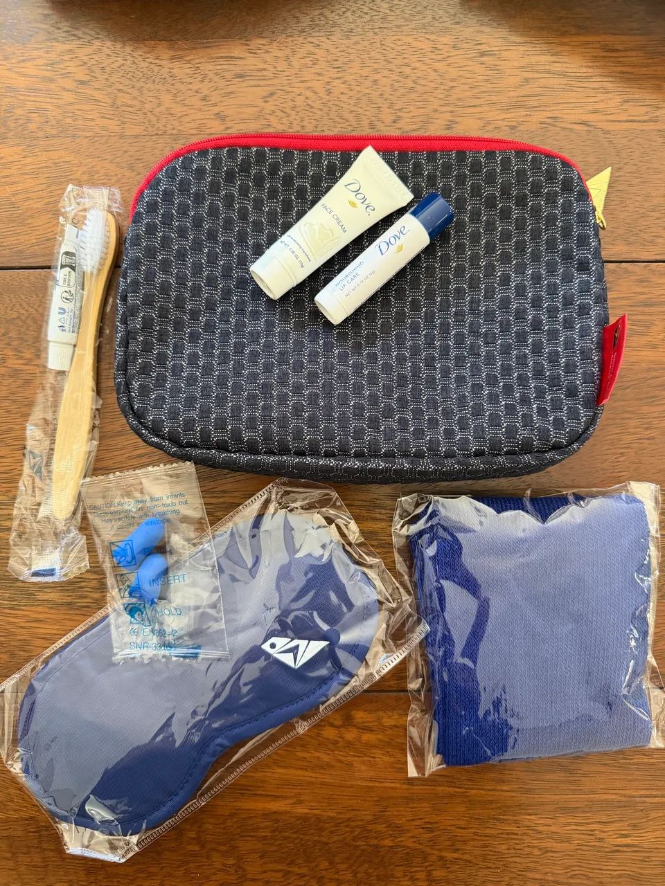 Necessarie contendo vários itens higiênicos 