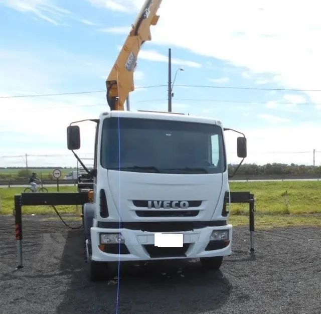 Iveco Tector 240e22 2013 com munck  - Foto 3
