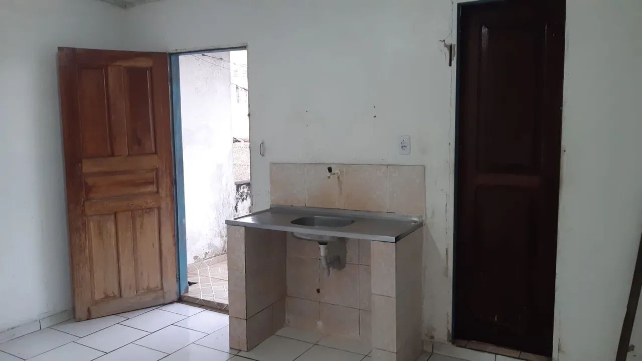 Aluga-se casa nos Altos com 2 quartos