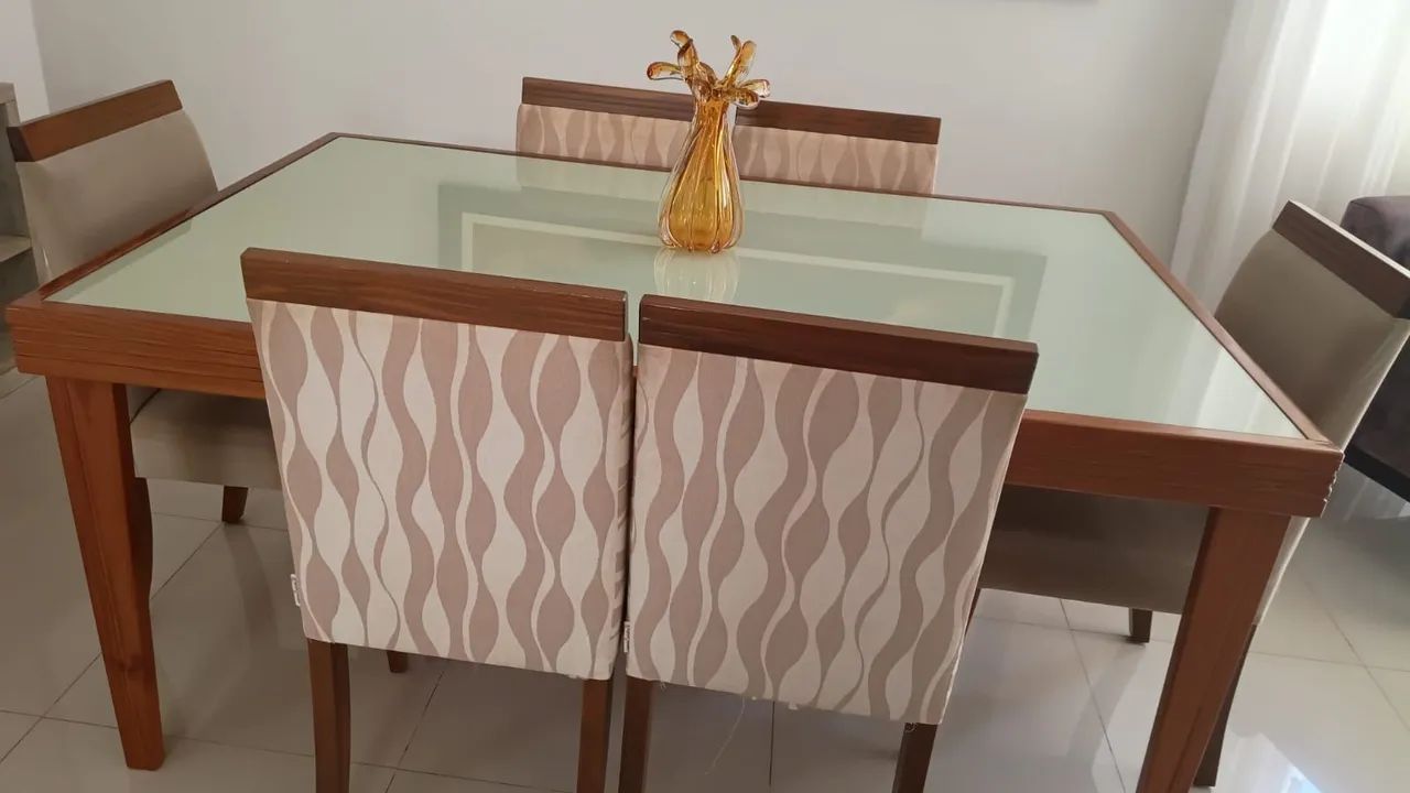 Mesa de jantar de madeira com 06 cadeiras - Foto 2