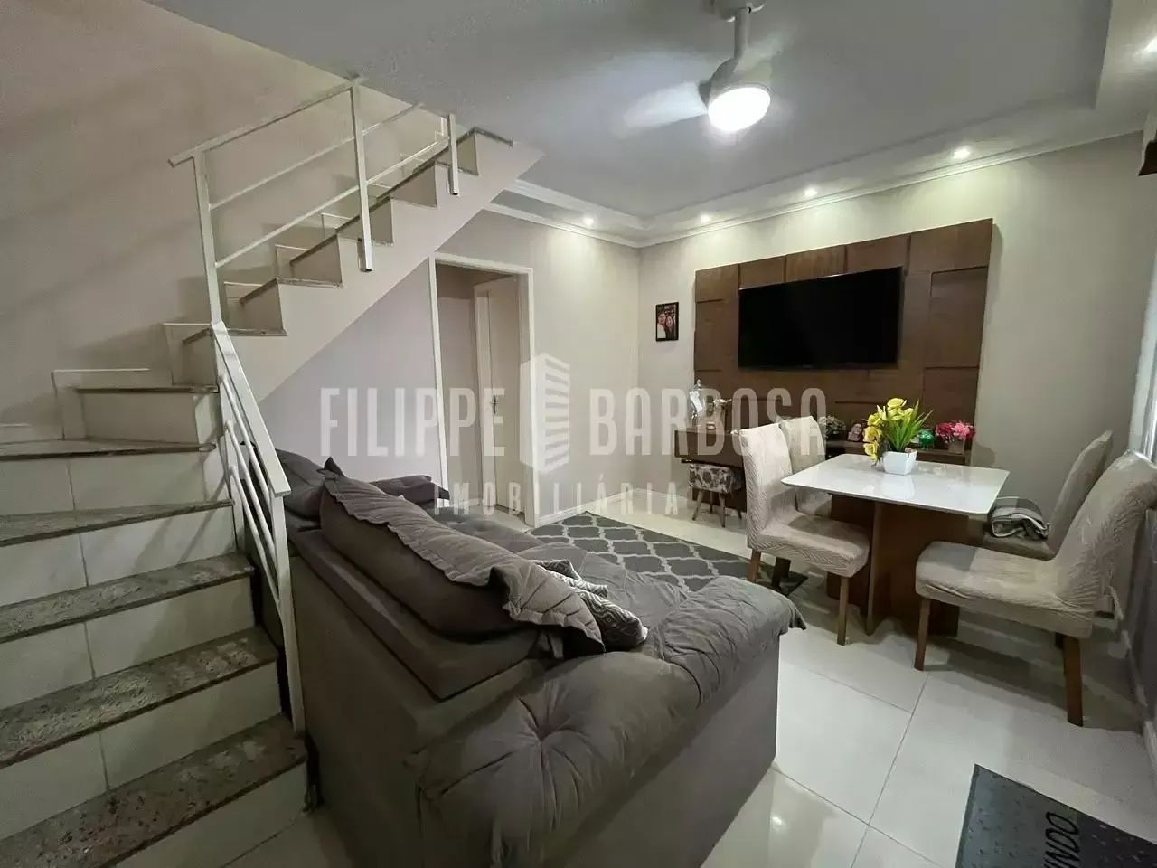 CASA DUPLEX EM CONDOMÍNIO - 2 QUARTOS C/ 1 SUÍTE - VAGA