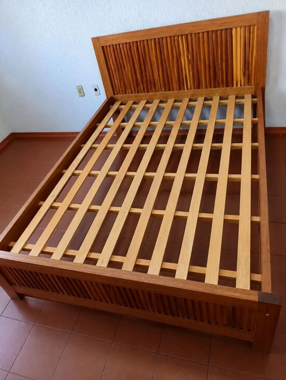 Cama casal em madeira com colchão  - Foto 2
