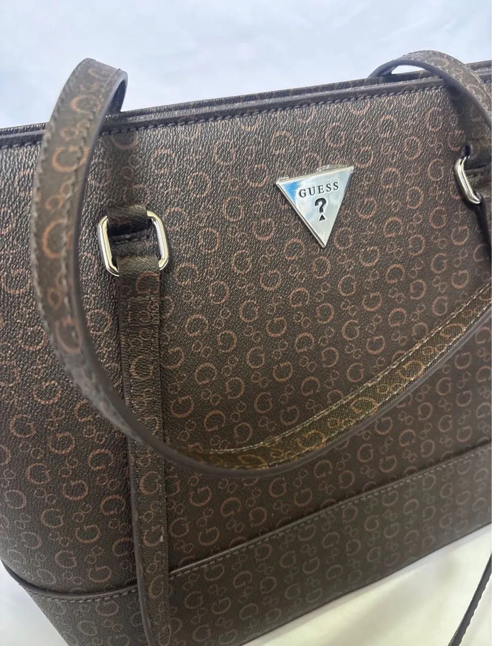 Bolsa Tote Guess Monograma marrom  - Foto 3
