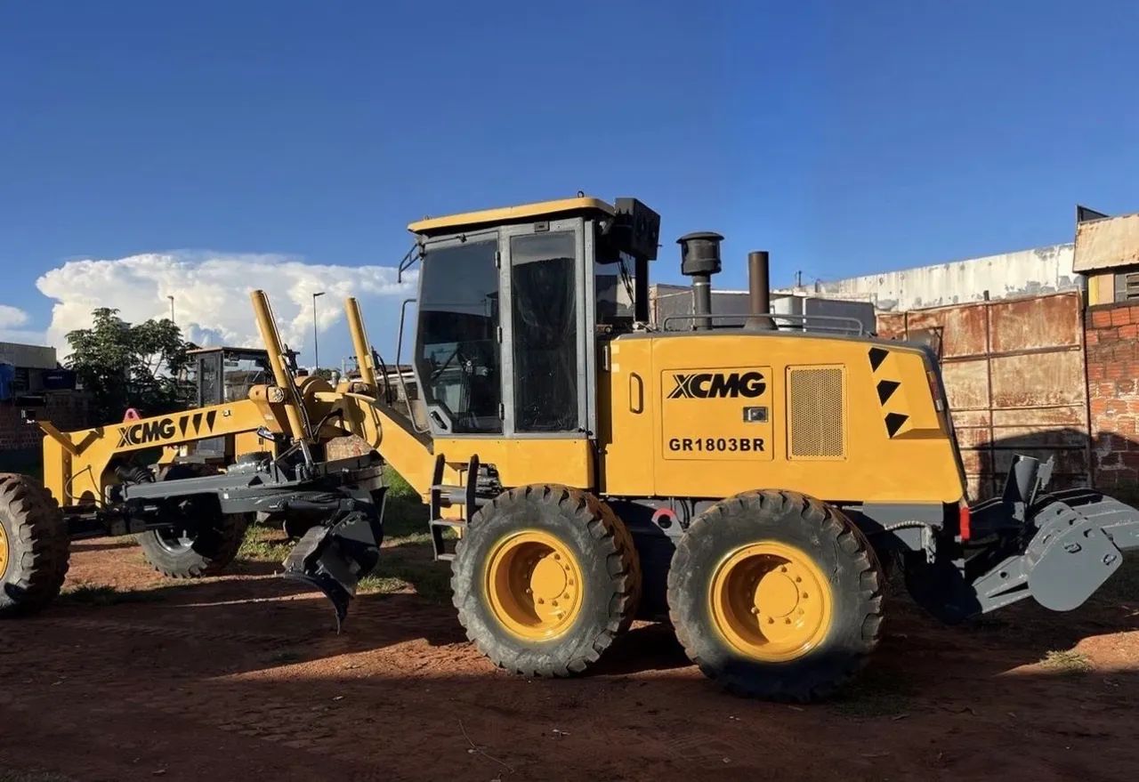 Motoniveladora XCMG GR1803BR ano 2023 com 4.000 horas e ar condicionado, em SP