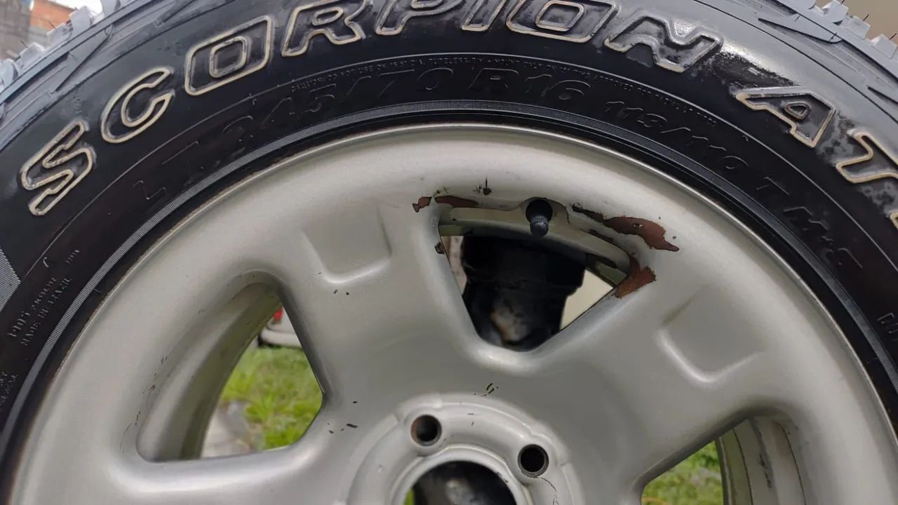 Vendo pneu 245/70 aro 16 em perfeito estado 