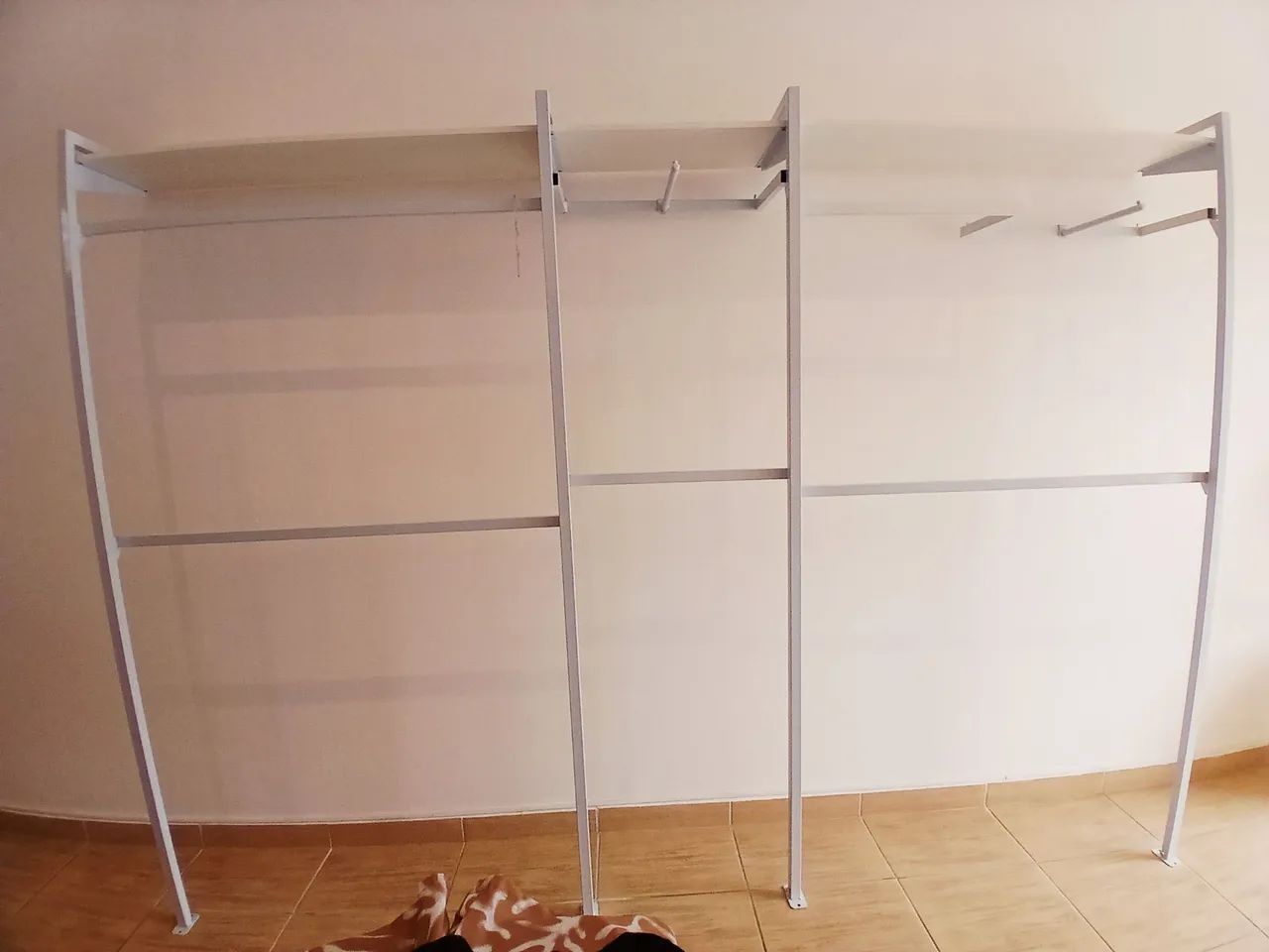 Arara coluna cabideiro 3 módulos com prateleiras - Foto 2