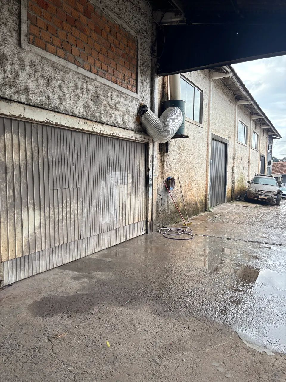 Barracão 300m no centro 2 banheiros e 1 escritório 