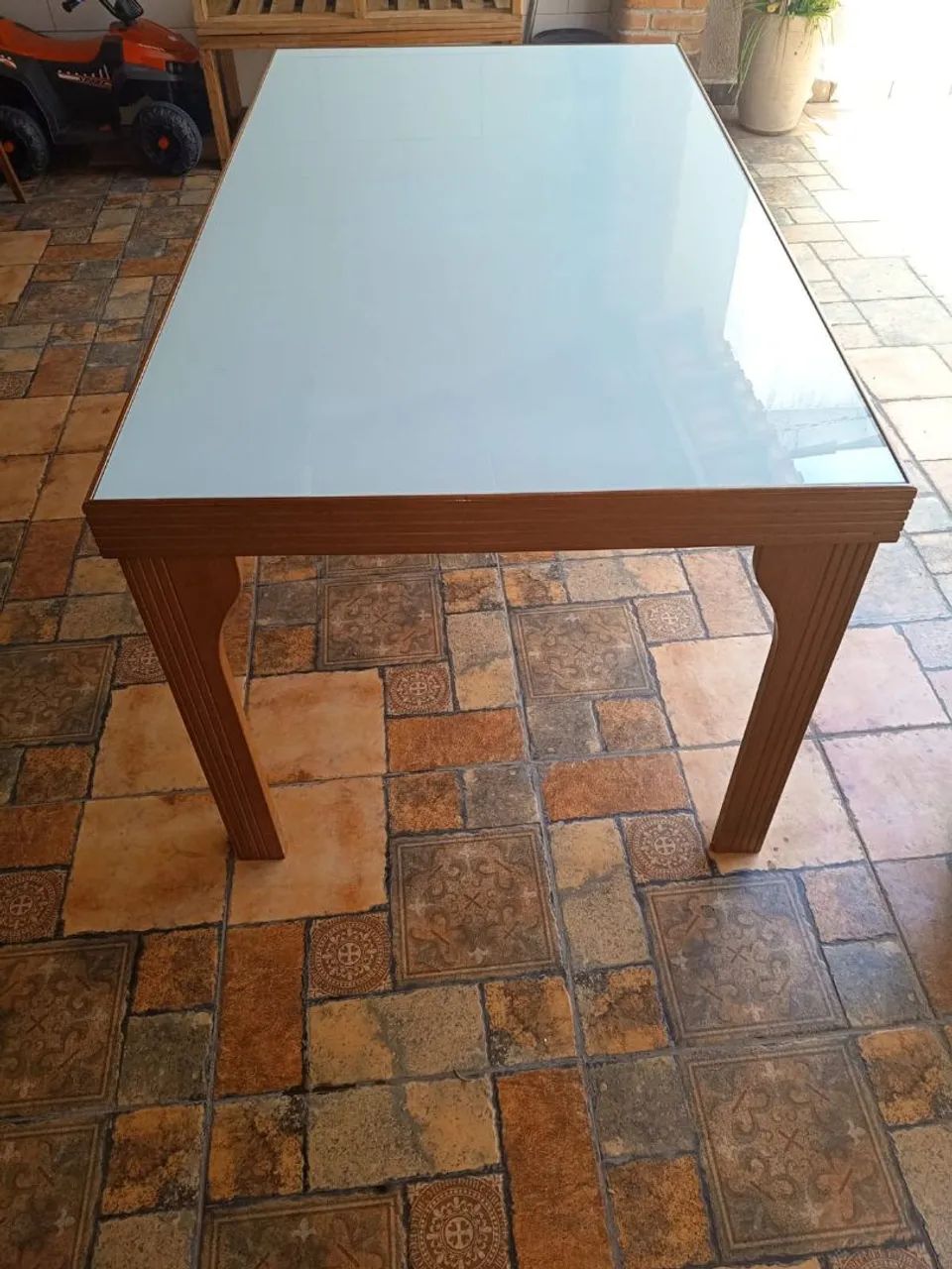 Mesa de madeira com tampo de vidro - Foto 2