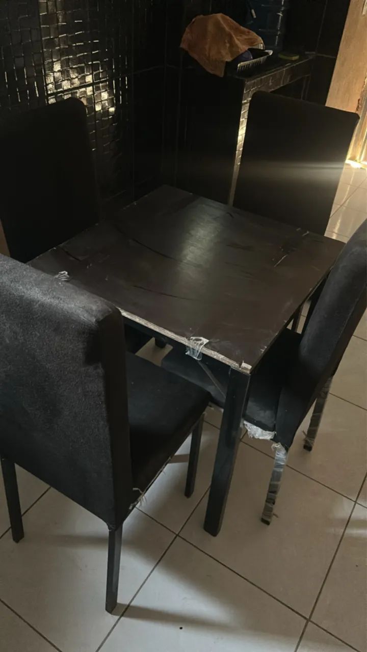Vendo mesa 4 cadeiras 