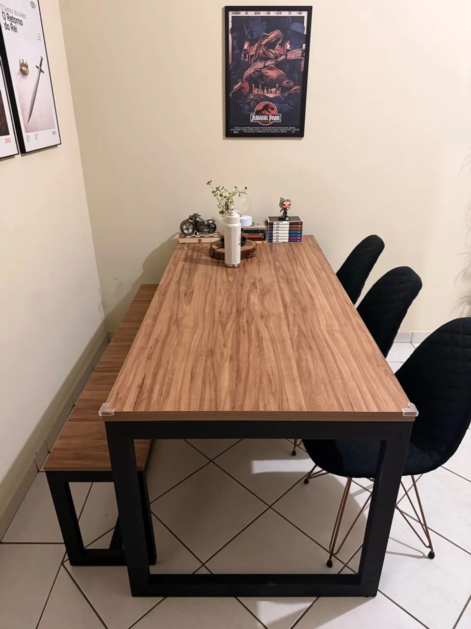 Mesa de jantar + 3 cadeiras almofadadas + banco