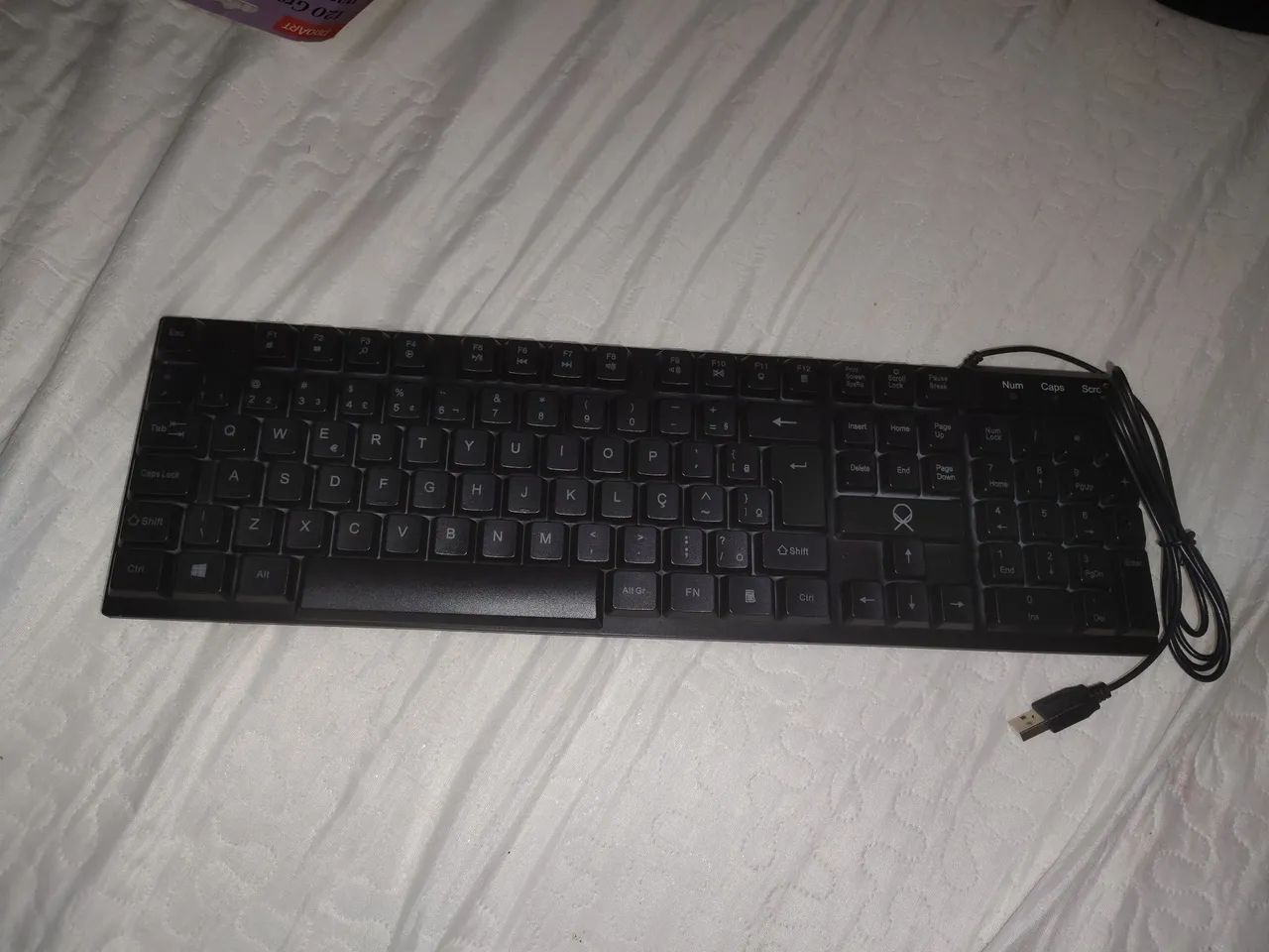 KIT WITH MOUSE, KEYBOARD, AND MOUSE PAD, NEVER USED.431117402742476801