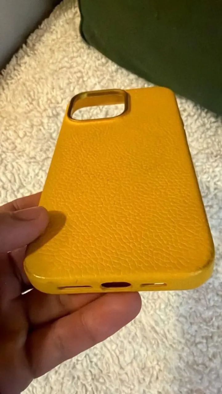 Capa de couro amarela iPhone 15 Pro Max - Foto 3