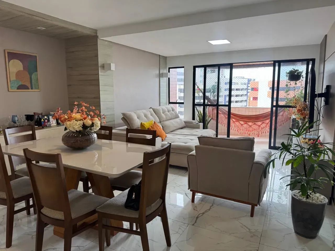 Apt com 4/4 com fixos,107m2 na ponta verde.