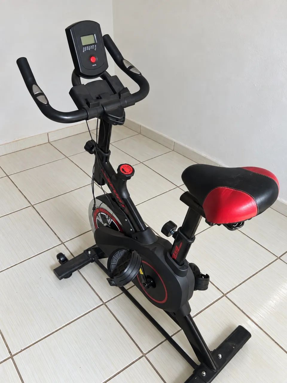 Bicicleta ergométrica spinning com painel digital - Foto 3