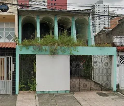 CASA COM 02 PAV  C/ 06 QUARTOS.