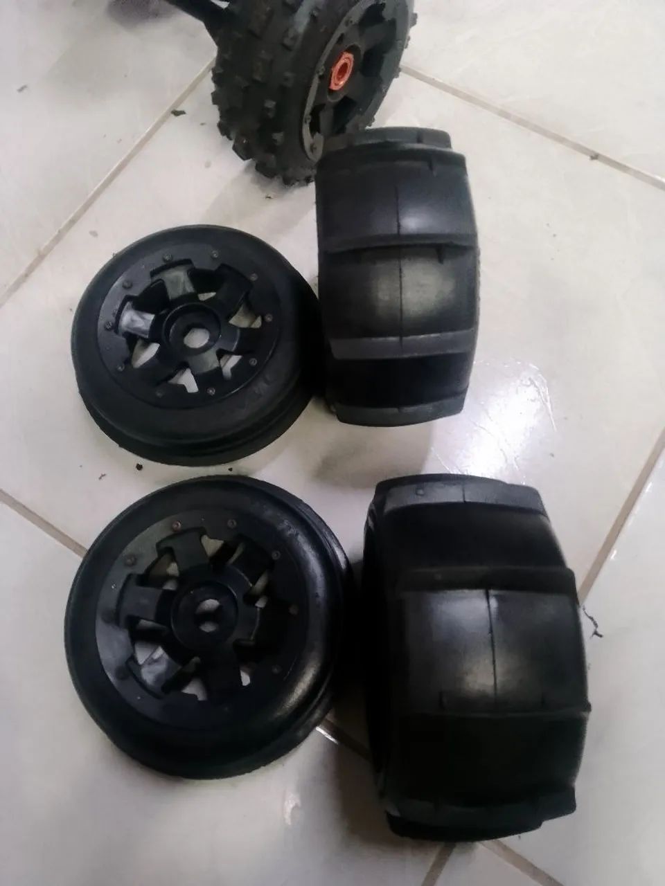 Jogo de pneu com rodas automodelo 1/5 offroad - Foto 2