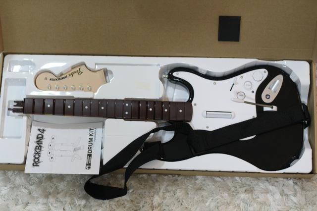 Rock Band 4 PS4 completo com bateria, guitarra e microfone - Foto 4