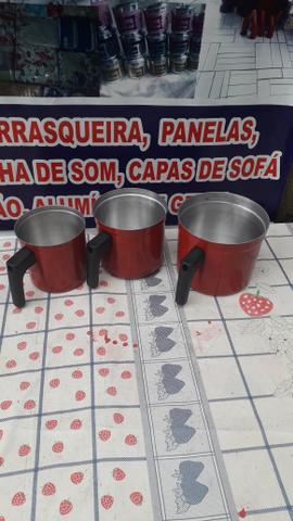 Conjunto de canecos fervendo