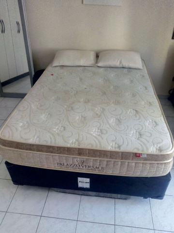 Cama box com colchão e dois travesseiros