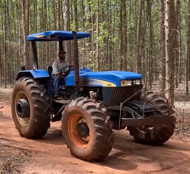 Trator New Holland NH 7630