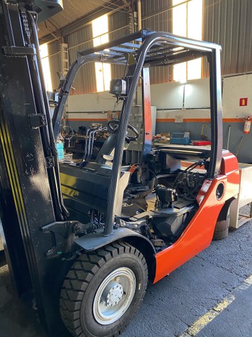 Empilhadeira Toyota 8FG25 2010 triplex com deslocador  - Foto 2