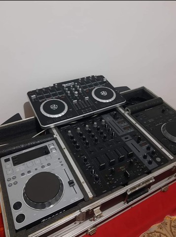 CDJ 350 Pioneer + Mixer Beringher 750 + Case Profissional 