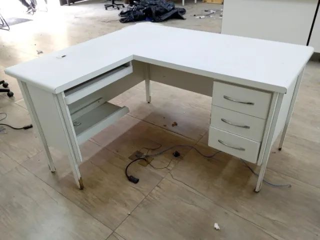 Mesa de escritório em L c/ 3 gavetas 1 prancha de correr e suporte p/ cpu em MDF Branco
