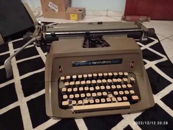 Máquina de Escrever Antiga - Sperry esseRemington 100 - Precisando  de Reforma