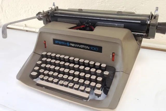 Máquina de Escrever Antiga - Sperry esseRemington 100 - Precisando  de Reforma - Foto 3
