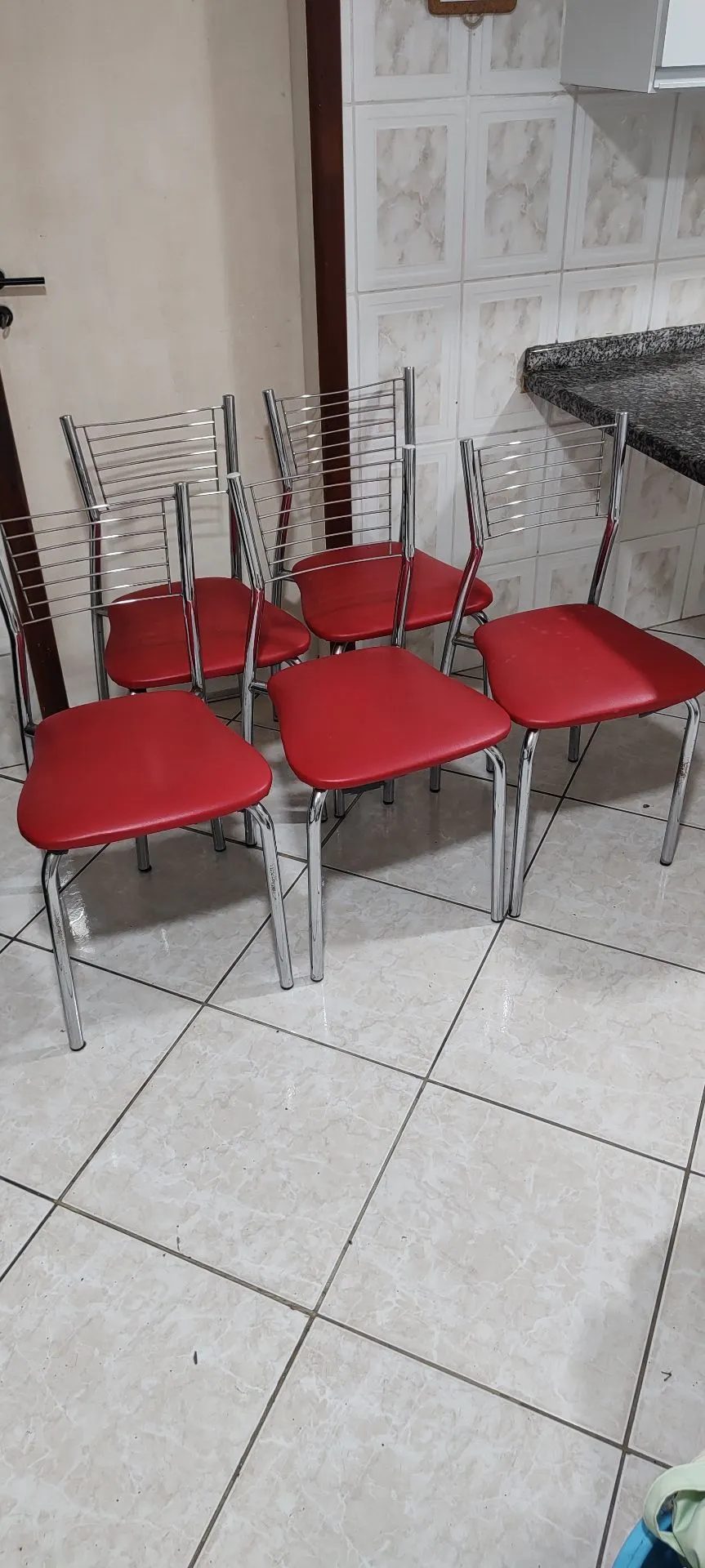 Jogo de 5 Cadeiras de Metal com Assento em Couro Vermelho