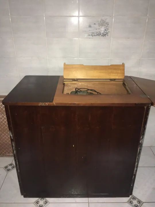 Máquina de Costura Vigorelli Antiga Com Mesa de Madeira  - Foto 5