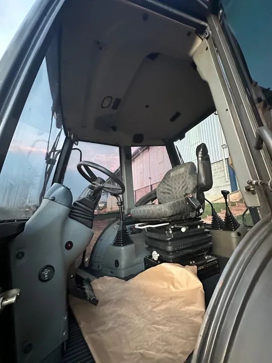 Retroescavadeira New Holland B95 2018 4X4  - Foto 5