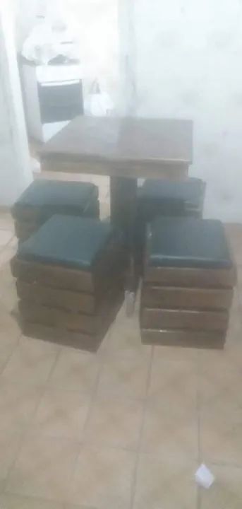 Conjunto de mesa e banquinhos feito de pallet - Foto 3