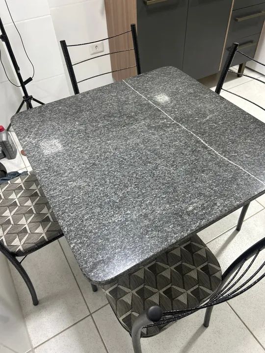 Mesa de marmore com 4 cadeiras - Foto 3