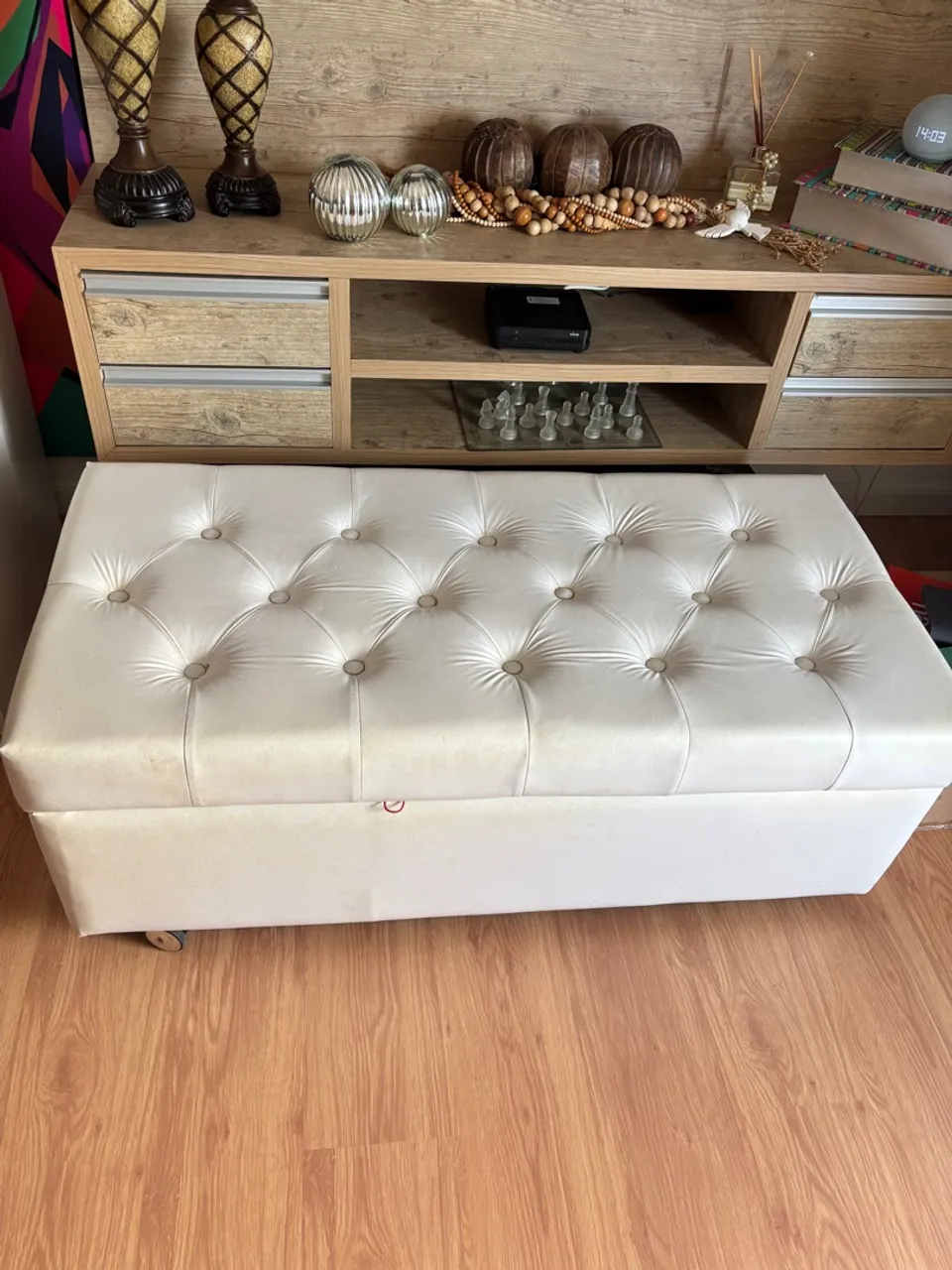 Baú estofado branco com detalhes