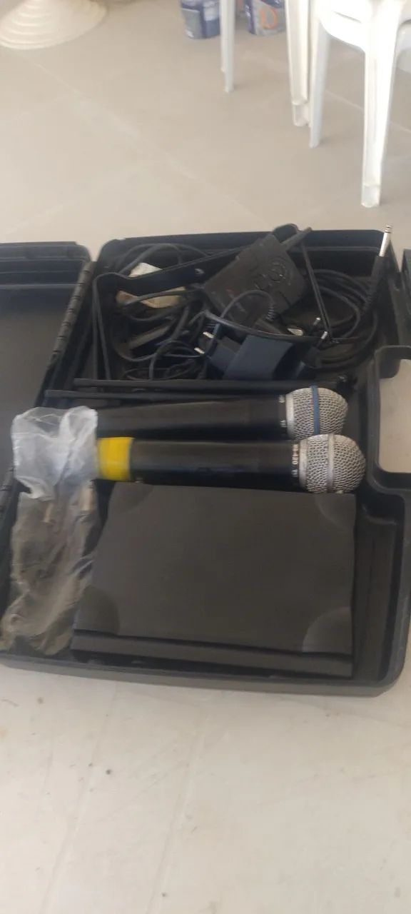 Vendo dois microfones sem fio uma ótima mesa de som uma ótima caixa de som dóis microfone
