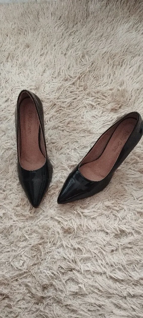 Sapatos de salto alto preto